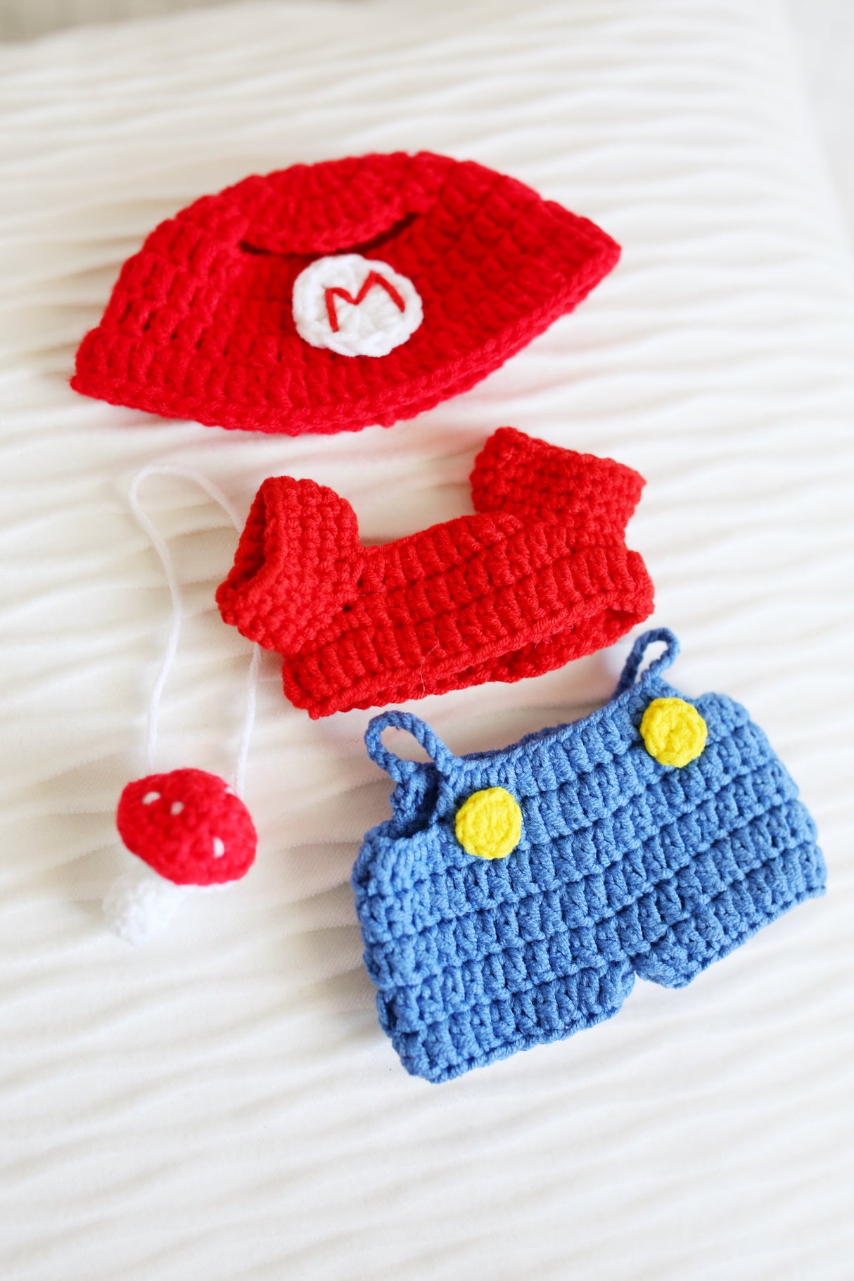 Design & Delight Gifts Crochet Outfit Set - Pixel Hero 🎮🍄⭐