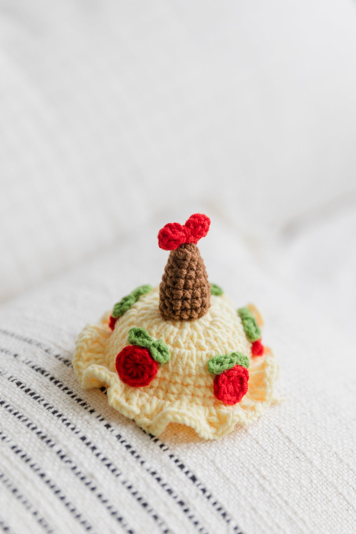 Design & Delight Gifts Crochet Outfit Set - Rose Cake Party 🎂🌹✨